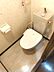 トイレ：温水洗浄便座付きトイレで毎日を快適に。手洗い器一体型で省スペースにも配慮。明るい色合いの壁紙と床で清潔感のある空間です。