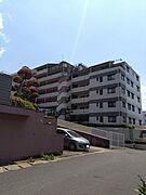 開放感のある立地に佇むマンション。複数の棟が連なり、落ち着いた外観デザインが特徴です。周辺環境と合わせて現地をぜひご覧ください。