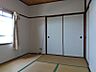 その他：和室の落ち着いた空間は、客間やお子様の遊び場としても活用できます。窓から明るい光が差し込み、穏やかな時間を過ごせるでしょう。