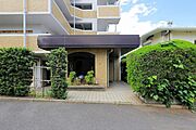 緑豊かな植栽が配され、訪れる方を優しくお迎えします。管理が行き届いたアプローチで、日々の暮らしに安らぎを添えます。