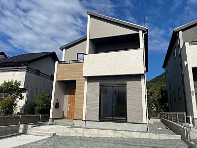 外観:洗練されたデザインの外観が目を惹く新築戸建て。周囲の緑とも調和し、穏やかな暮らしを演出します。採光・通風に配慮された室内も魅力。 外観:洗練されたデザインの外観が目を惹く新築戸建て。周囲の緑とも調和し、穏やかな暮らしを演出します。採光・通風に配慮された室内も魅力。