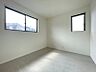 その他：二面の窓から光が差し込む明るいお部屋。どんな家具を置こうか、想像が膨らみます。
