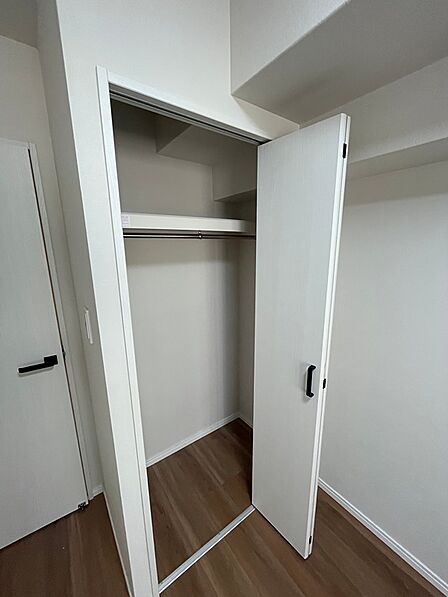 使いやすいクローゼットで、洋服や小物もすっきり収納。空間を有効活用し、快適な暮らしをサポートします。