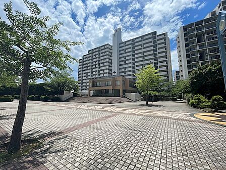 広々とした敷地には、豊かな緑と開放感のある広場が広がります。日常にゆとりと彩りを添える、美しい共用空間です。