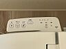 トイレ：温水洗浄機能付きトイレで、毎日を快適に。多彩な洗浄モードと水圧調整機能で、いつでも清潔にご利用いただけます。
