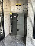 防犯カメラ作動中の表示がある宅配ボックス。セキュリティに配慮された環境で、お荷物の受け取りもスムーズです。