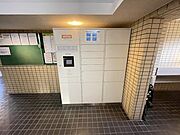 共用部ロビーに宅配ボックスを完備。荷物の受け取り時間を気にせず、お好きな時に取り出せます。