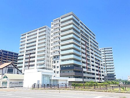 青空に映える、開放的なバルコニーが印象的なマンション。都市の利便性と住まいの心地よさを両立した暮らしがここに。