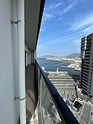 広々としたバルコニーからは、港の風景と青い空が広がる開放的な眺望が楽しめます。日々の暮らしに潤いを与えるオーシャンビューをぜひ。