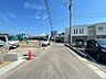 その他：青空が広がる明るい現地。前面道路は車の通りが少なく、穏やかな環境です。新生活の始まりにぴったりの立地。