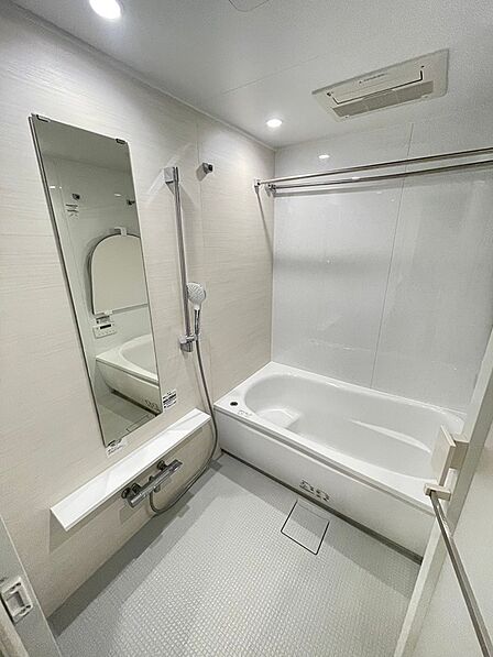 明るい色調でまとめられた浴室は、一日の疲れを癒すのにふさわしい空間です。毎日のバスタイムを快適に過ごせます。