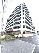 都市の景観に映える、存在感のあるマンションです。洗練された外観デザインが、日々の暮らしに上質さを添えます。