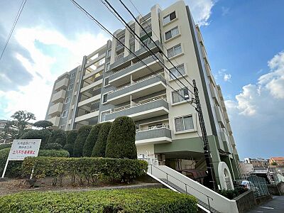 外観:開放感のある敷地に佇むマンション。空の広がる立地で、日々の暮らしに明るさをもたらします。 外観:開放感のある敷地に佇むマンション。空の広がる立地で、日々の暮らしに明るさをもたらします。