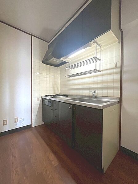 機能的なシステムキッチンは、料理好きの方に嬉しい設備です。収納も充実しており、すっきりとした空間で調理を楽しめます。