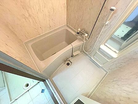 明るい壁が印象的な浴室です。日々の疲れを癒すバスタイムをお過ごしいただけます。
