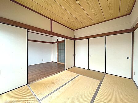 和室と隣接する洋室は、引き戸を開放すれば一体利用も可能です。生活スタイルに合わせた空間活用が叶います。