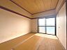 その他：陽光が差し込む和室は、落ち着いた時間を過ごすのに適しています。畳の香りに包まれて、ゆったりとおくつろぎいただけます。