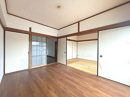 和室と洋室が隣接し、ライフスタイルに合わせて多様な使い方が可能です。広々とした空間で、日々の暮らしを快適に演出します。