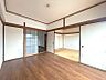 その他：和室と洋室が隣接し、ライフスタイルに合わせて多様な使い方が可能です。広々とした空間で、日々の暮らしを快適に演出します。