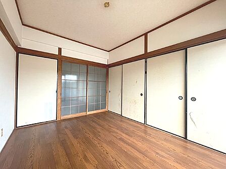 和の趣を感じる居室は、床の間や収納スペースが充実しており、落ち着いた空間を演出します。