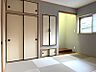 その他：和室には収納が複数あり、豊富な収納力で空間をすっきりと保てます。窓から光が差し込み、明るい空間で寛ぎの時間をお過ごしいただけます。