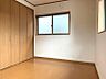 その他：収納力のあるクローゼットを備えた居室は、明るい木目調のフロアが魅力。プライベートな時間を快適に過ごせる空間です。