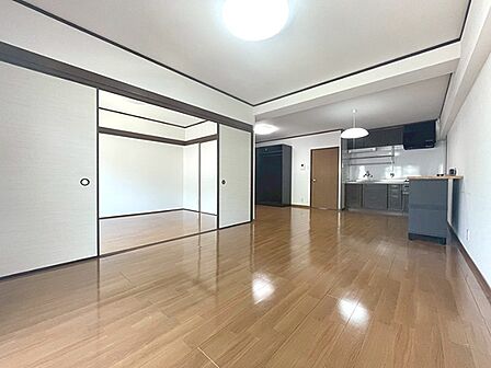 明るいフローリングが開放感を演出するリビング。襖を開ければ和室と一体になり、広々とした空間でくつろげます。