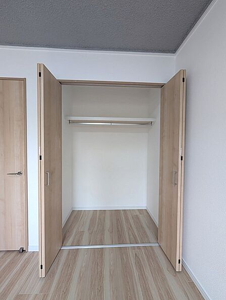 衣類もすっきり収納できる、機能的なクローゼットを設けました。シンプルで使いやすいデザインです。