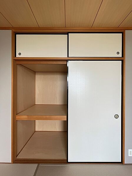 和室に調和する、シンプルながらも使い勝手の良い収納スペース。奥行きのある棚は、布団や季節家電の収納にも活躍します。