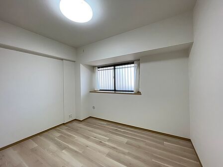 明るいフローリングと白壁で、どんな家具とも合わせやすいお部屋。収納も豊富で、生活空間をすっきり保てます。
