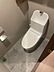 トイレ：清潔感のあるホワイトのトイレは、お掃除もしやすい一体型。落ち着いたグレーの床材が空間を引き締めます。