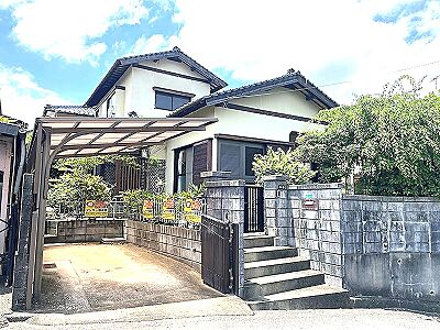 外観:カーポート付きの駐車場とゆったりとした玄関アプローチが魅力の住まいです。緑豊かな庭が、四季折々の表情を演出します。 外観:カーポート付きの駐車場とゆったりとした玄関アプローチが魅力の住まいです。緑豊かな庭が、四季折々の表情を演出します。