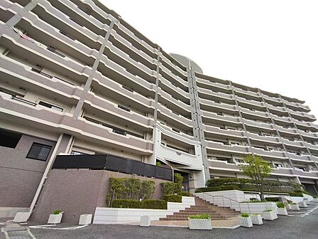 堂々たる存在感を放つ、大規模レジデンス。植栽と階段が織りなすアプローチが、帰宅する人を優しく迎えます。