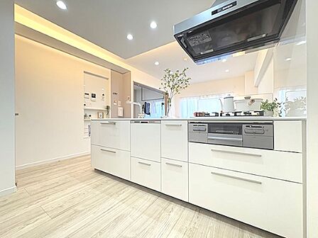 開放感のあるアイランドキッチンは、家族との会話を楽しみながら料理ができる空間。明るく清潔感のある白を基調としたデザインで、毎日のお料理が楽しくなります。