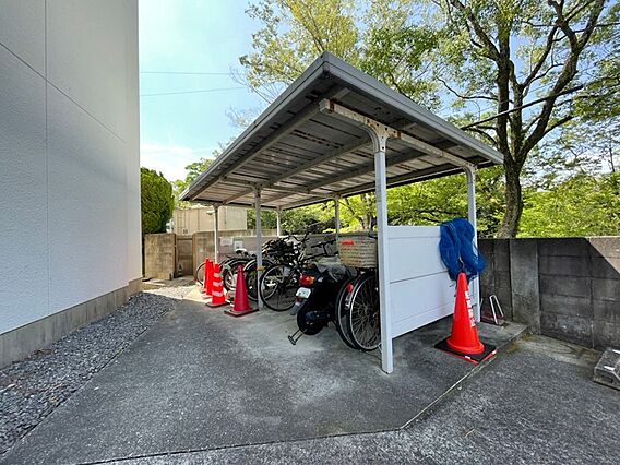 屋根付き駐輪場...