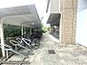 駐車場：屋根付きの駐輪場を完備。大切な自転車を雨風から守り、毎日を快適にサポートします。通勤・通学にも便利です。