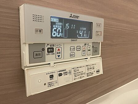便利な機能が充実したバスルーム。快適なバスタイムをサポートする給湯器リモコンです。