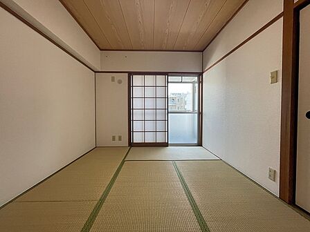 日差しが差し込む和室は、落ち着いた木目調の天井が心地よい空間を演出します。障子を開ければ、開放感ある眺望が広がります。