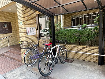 屋根付きの駐輪場を完備。雨の日も大切な自転車が濡れにくく、日々のお出かけをサポートします。