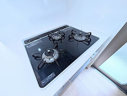 日々の料理をサポートする3口ガスコンロ付きキッチン。調理スペースも確保されており、快適な使い心地です。