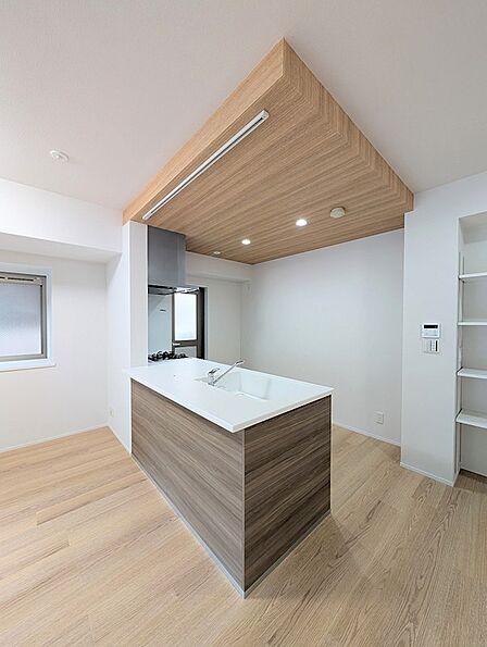 木の温もりを感じる天井と、開放的なアイランドキッチンが印象的。お料理の時間がもっと楽しくなる空間です。