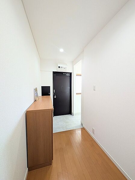 明るい色調で統一された玄関は、日々の出入りを心地よく演出します。収納も備え、すっきりとした空間を保てます。