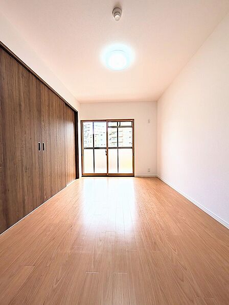 明るい光が差し込むお部屋は、居心地の良いプライベート空間を演出します。収納スペースも充実しており、すっきりと暮らせます。