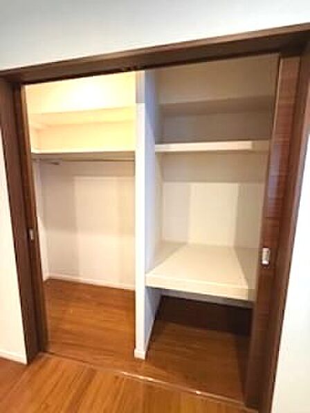 収納力のあるクローゼットで、お部屋をすっきりと保てます。可動棚とハンガーポールを活用し、衣類や小物も効率的に収納できます。