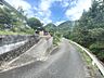 その他：自然豊かな山間に位置し、穏やかな環境でゆったりと暮らせる住まい。前面道路は車の通りも少なく、静かな日々を送りたい方におすすめです。