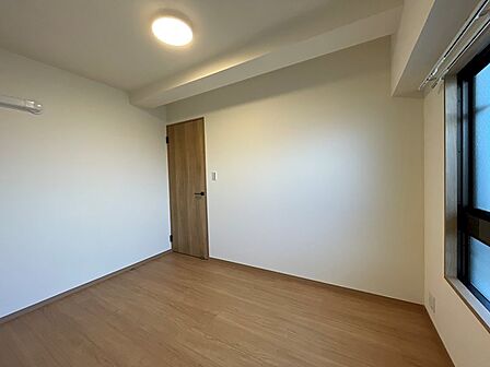 明るい木目調のフローリングとホワイト系の壁が、開放感のある空間を演出します。お好みの家具で個性をプラスしてください。