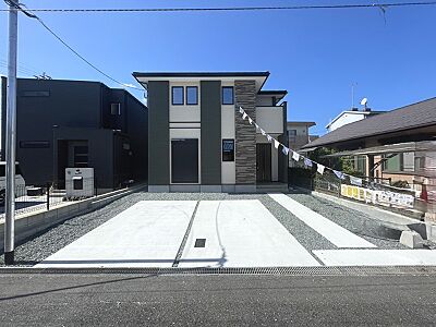 外観:モダンなデザインが目を引く、洗練された外観の住まい。豊かな採光を考慮した窓配置で、室内は明るく開放的な空間を演出します。 外観:モダンなデザインが目を引く、洗練された外観の住まい。豊かな採光を考慮した窓配置で、室内は明るく開放的な空間を演出します。