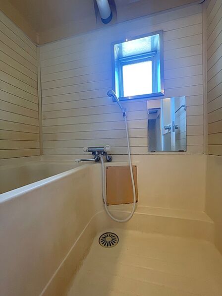 窓付きの浴室は、換気がしやすく清潔を保てます。バスタブとシャワーを備え、日々の疲れを癒します。