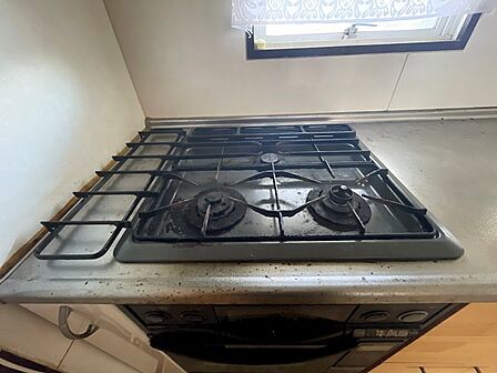 料理の幅が広がる2口ガスコンロ。窓も近く、換気しながら快適に料理を楽しめます。