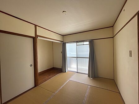 陽光が差し込む和室は、落ち着いた時間を過ごすのに適しています。押入れ収納も備え、空間を有効活用できます。